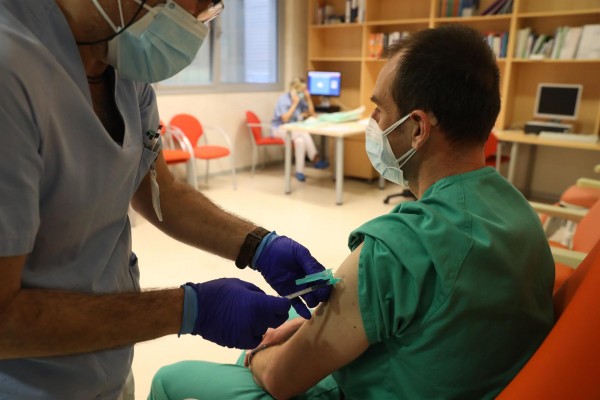 El sistema Público de Salud necesitará al sector privado para administrar la vacuna del covid, según Instituto Coordenadas