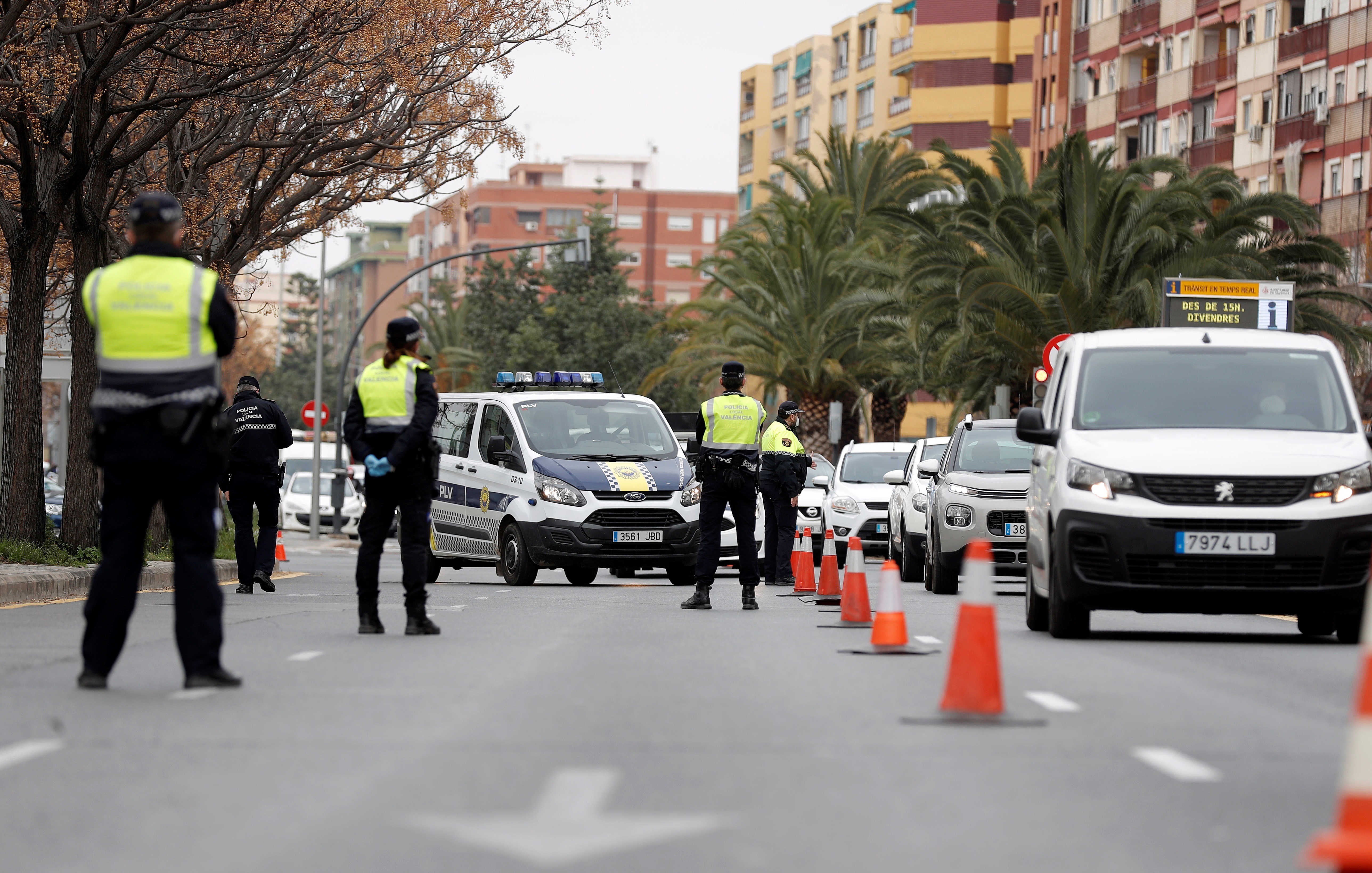 Las grandes ciudades valencianas aplican su tercer fin de semana de cierre con retenciones y tráfico 