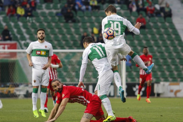 El Elche cerrará la jornada fuera del descenso