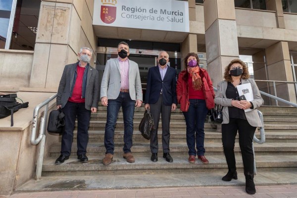 Es una auténtica vergüenza. Hay nombres de altos cargos que se han vacunado