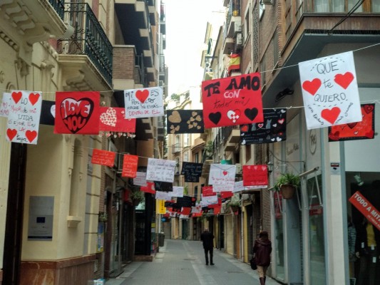 La calle Sociedad de Murcia se viste de rojo por San Valentín