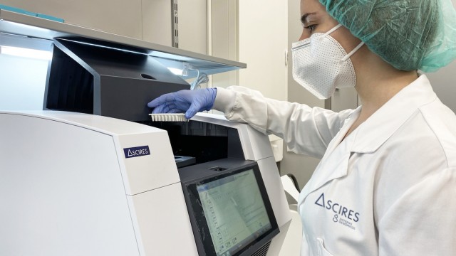 La Generalitat paga más de un millón a Ascires por kits PCR que el Ministerio le compra por la mitad
