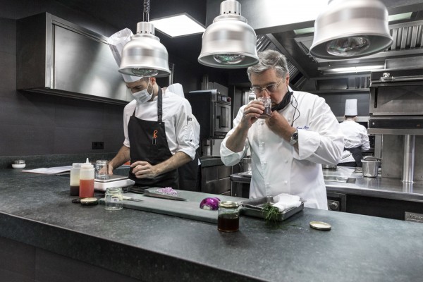 Los hermanos Roca visten la cocina de su tres estrellas Michelin con los productos de Neolith