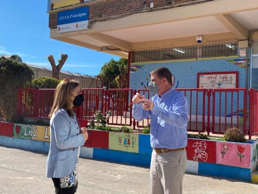El nuevo contrato de limpieza para los colegios públicos murcianos se pone en marcha en 47 centros 