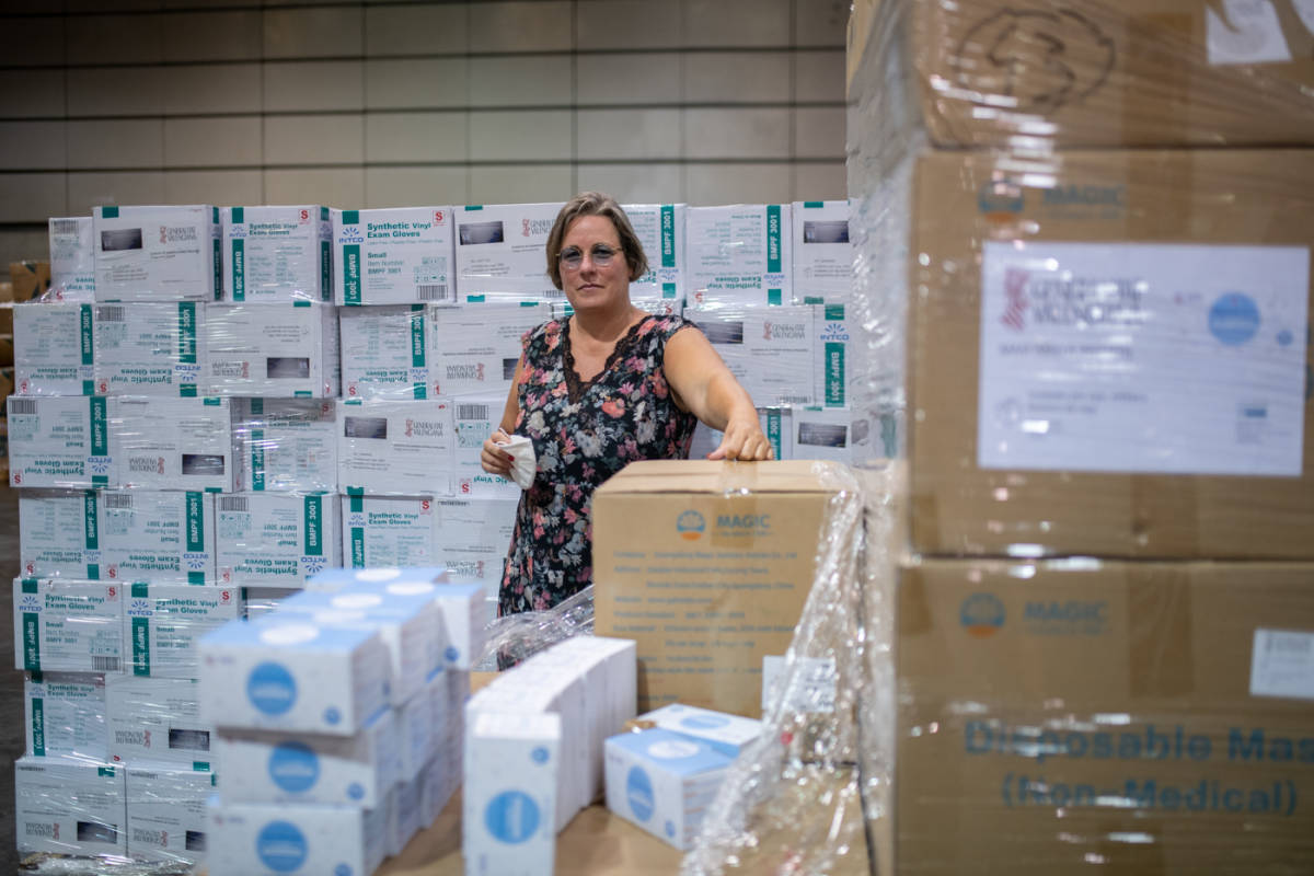María José Mira, en el almacén sanitario de Feria Valencia. Foto: KIKE TABERNER - 