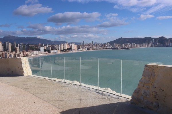 Benidorm instala barandillas de cristal también en El Tossal