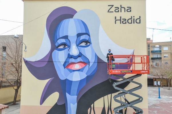 València suma un gran mural en homenaje a la arquitecta Zaha Hadid