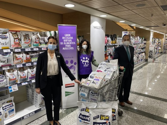 El Corte Inglés entrega la colecta de alimentos y enseres para animales en espera de adopción