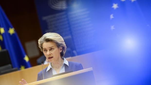 Von der Leyen confiesa haber pecado de inocente con las farmacéuticas en la compra de vacunas
