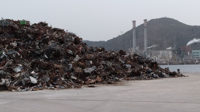 La cuesta de enero no afecta a la exportación de chatarra en el Puerto, que mueve 20.000 toneladas