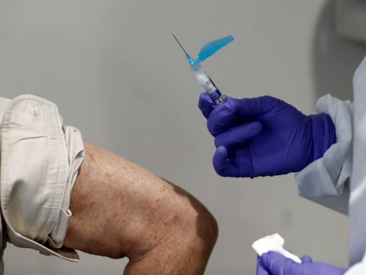 Los menores de 55 años ya contagiados de covid-19 tendrán que esperar 6 meses para recibir la vacuna