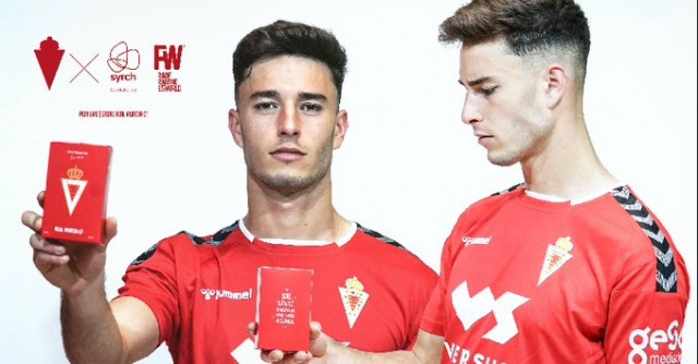 El Real Murcia, con García de la Vega asomando, saca una nueva línea de colonia