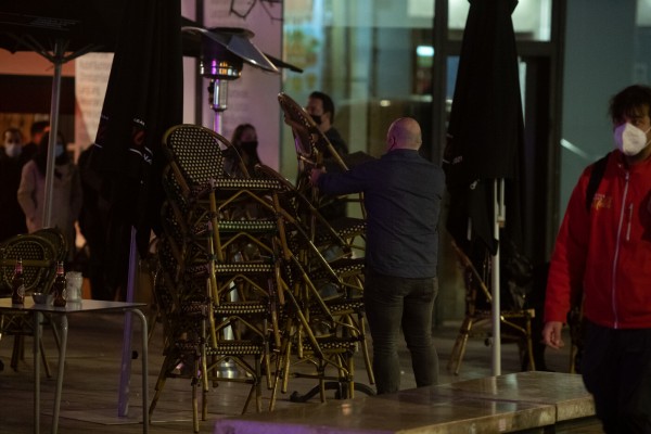 Puig medita suavizar las medidas en marzo y reabrir la hostelería solo al aire libre primero