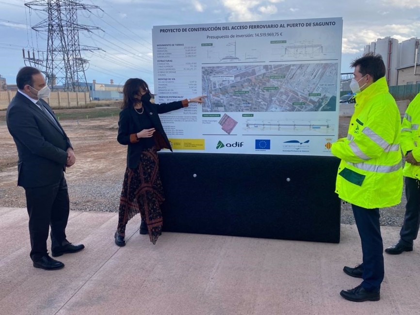Ábalos durante su visita la conexión ferroviaria al Puerto de Sagunto. (Foto: Europa Press) - 