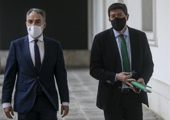 Andalucía propone priorizar la vacunación a camareros, taxistas y periodistas