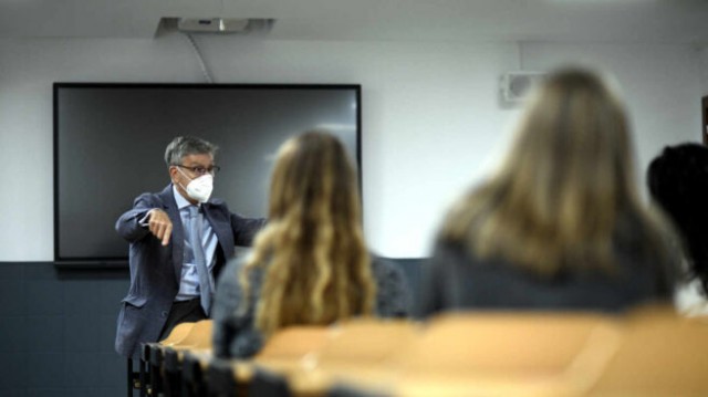 Sanidad vacunará con AstraZeneca a sanitarios, policías, militares, bomberos y docentes
