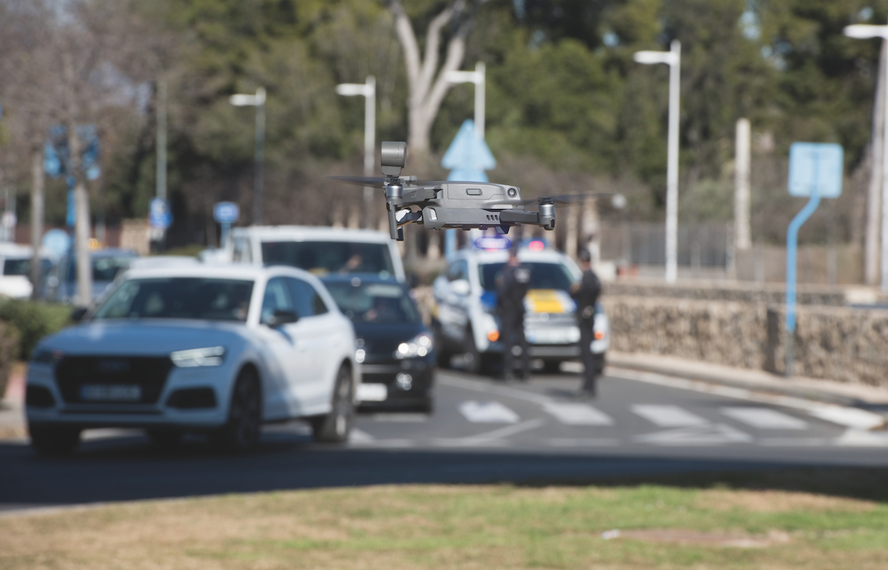 Un dron vigila que nadie se salte el cierre perimetral en Alicante (RAFA MOLINA) - 