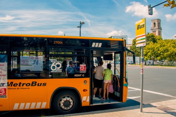 Línea 165: Paterna, Quart de Poblet, Manises y el campus de Burjassot ya están conectados por autobús