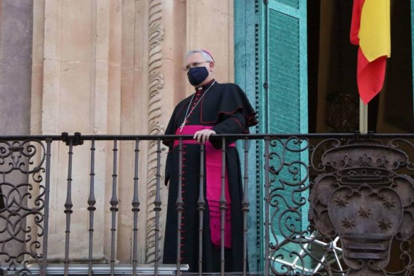 Salud investigará al obispo Lorca Planes por su vacunación