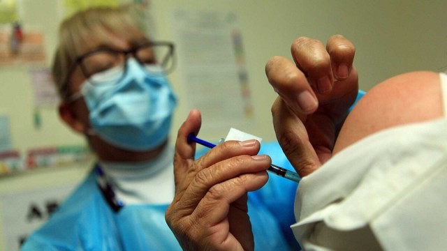  La Comunitat repartirá hasta el miércoles las primeras 9.690 dosis de AstraZeneca