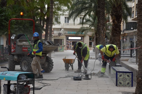 Empieza la renovación del alumbrado público en la Glorieta de Elche con luminarias led