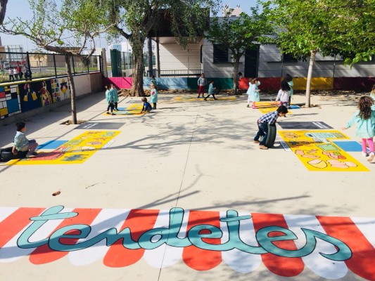 Més enllà del futbol: murals per a democratitzar el pati de l'escola