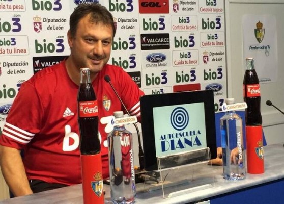 Manolo Díaz, décimo cuarto entrenador en siete temporadas en Segunda B
