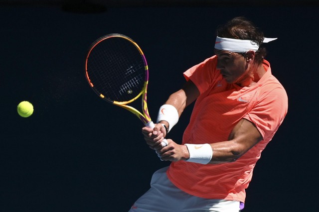 Nadal se sobrepone a sus problemas de espaldas y supera a Djere en Australia