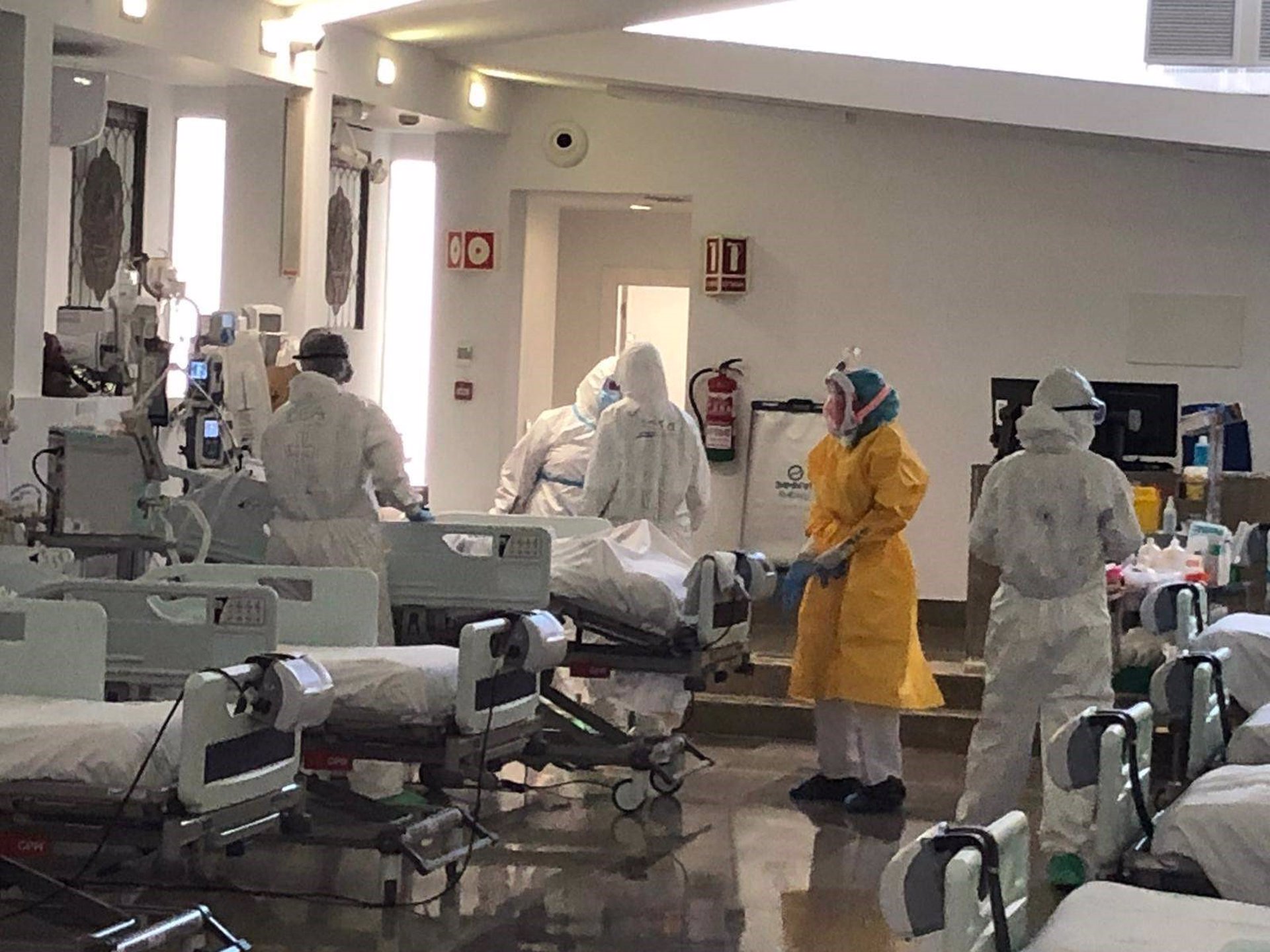 España notifica 47.095 casos y 909 muertes por covid-19, la peor cifra de fallecidos de la tercera ola