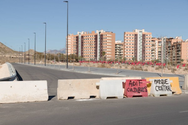Otro retraso en el nuevo tramo de la Vía Parque de Alicante: ahora por un control de galibo