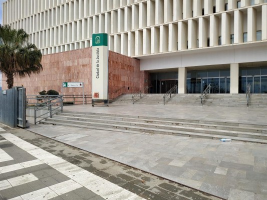 Citan a cuatro investigados en el caso del minoxidil en el omeprazol que afectó a bebés en Castellón