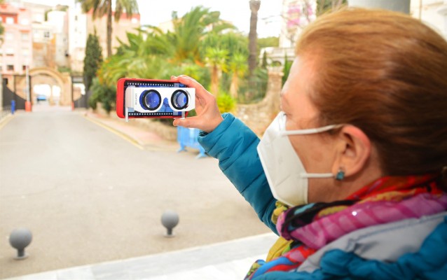 Un taller de realidad virtual acerca la ciencia a los niños del Santa Lucía y la Arrixaca
