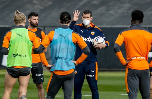 El Valencia vuelve al trabajo en una semana esperanzadora para Cillessen