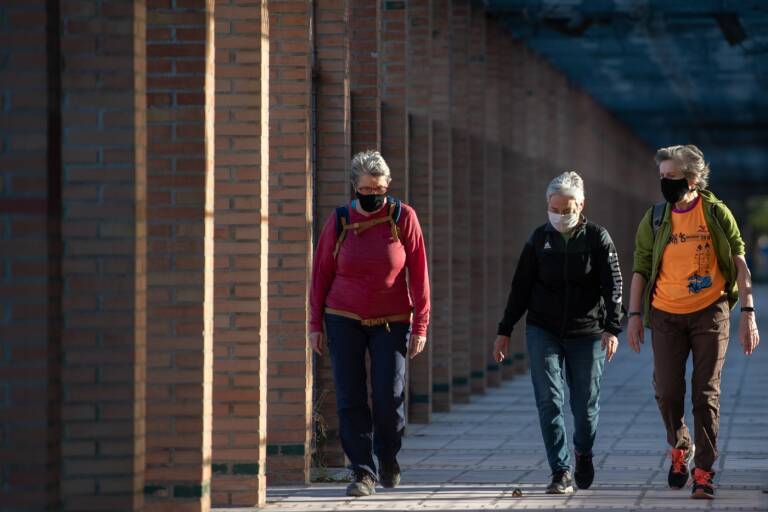 Los contagios e ingresos semanales de coronavirus bajan por primera vez en ocho semanas
