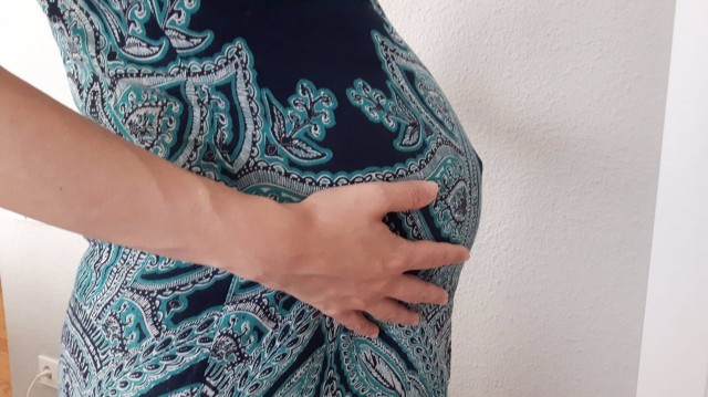El uso del móvil antes de dormir y la luz artificial en el sueño pueden contribuir a un parto prematuro
