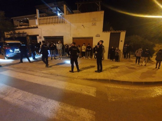 Disuelven un botellón con un centenar de jóvenes en un mirador de difícil acceso en Alicante