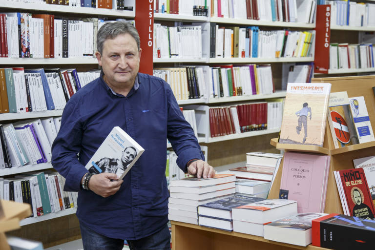 José Luis Ferris, con la biografía de Miguel Hernández. Foto RAFA MOLINA - 