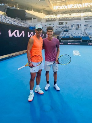 Alcaraz prepara su debut en el Abierto de Australia entrenando con Nadal, su ídolo
