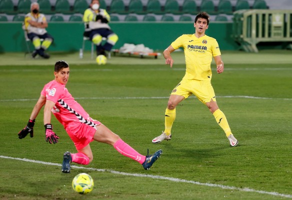Un doblete de Gerard Moreno da ventaja al Villarreal en Elche al descanso
