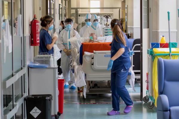 La covid-19 sigue tiñendo de luto a la Región: otros 23 fallecidos mientras baja el ritmo de contagio