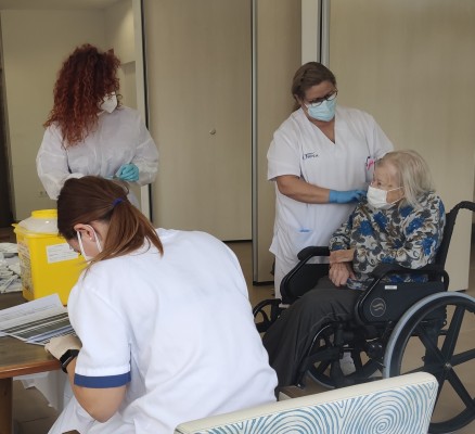 Residentes y personal sociosanitario de Orpea El Campello reciben la segunda dosis de la vacuna