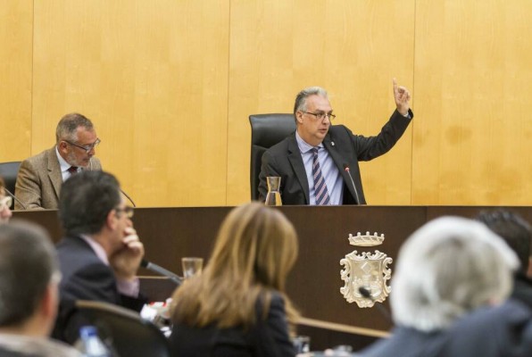 Se levantaba de la mesa
