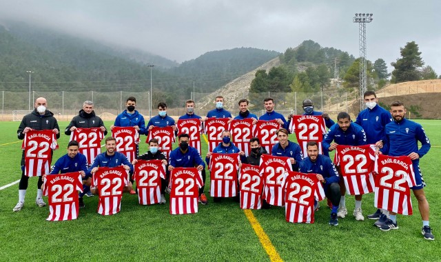 El Alcoyano agradece el envío de Raúl García de 20 camisetas con su dorsal
