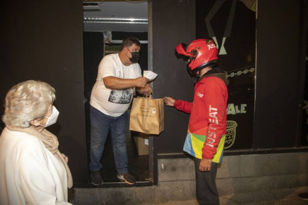 Salud amplía el horario nocturno de los bares para hacer repartos de comida a partir de las diez