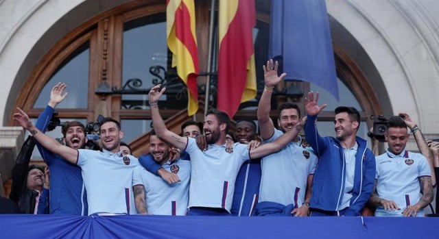 El Levante cierra con visita al Ayuntamiento los festejos del ascenso