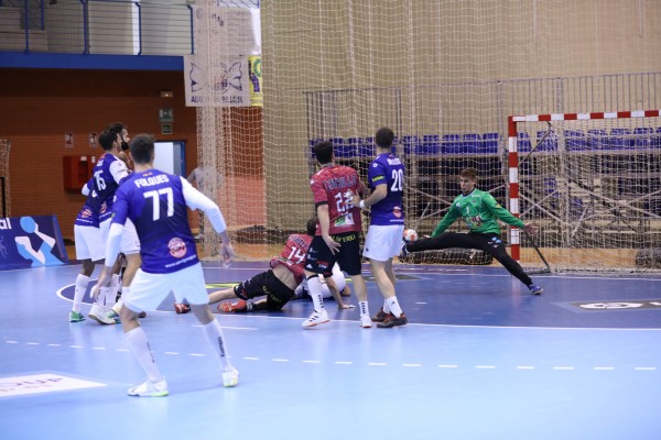 El Benidorm recibe al Ademar con la duda de su máximo goleador, Mario López
