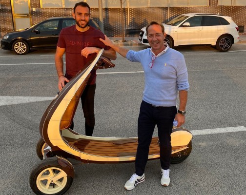 Profesor de día en La Manga e inventor en su tiempo libre: crea un patín-vespa que cuesta 7.000 euros