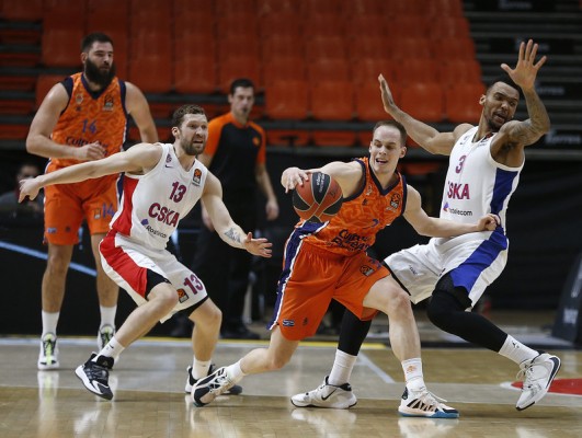 Valencia Basket aprieta los dientes para derribar al CSKA de James con dos prórrogas