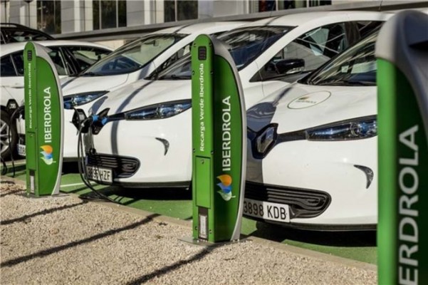 Alicante encauza las electrolineras: carga ultra rápida en las afueras y surtidores hasta en farolas
