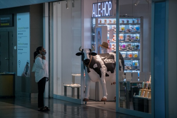Aena negocia rebajar a la mitad el alquiler de los comercios de Manises por la caída de tráfico